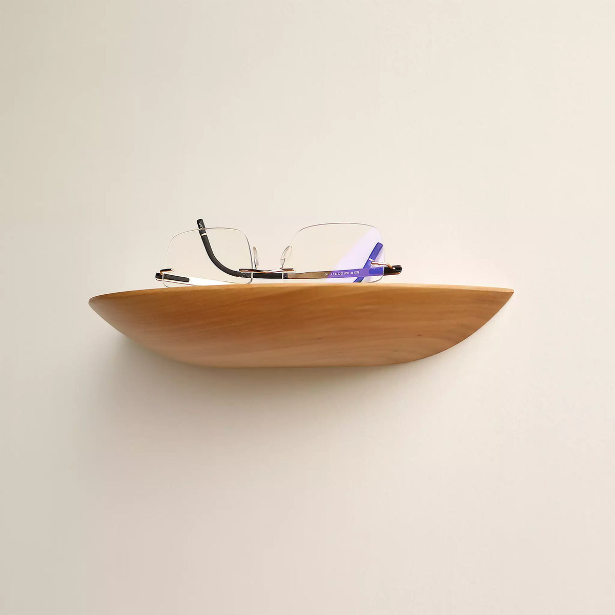 The curved front edge of the shelf, tapering to a thin line