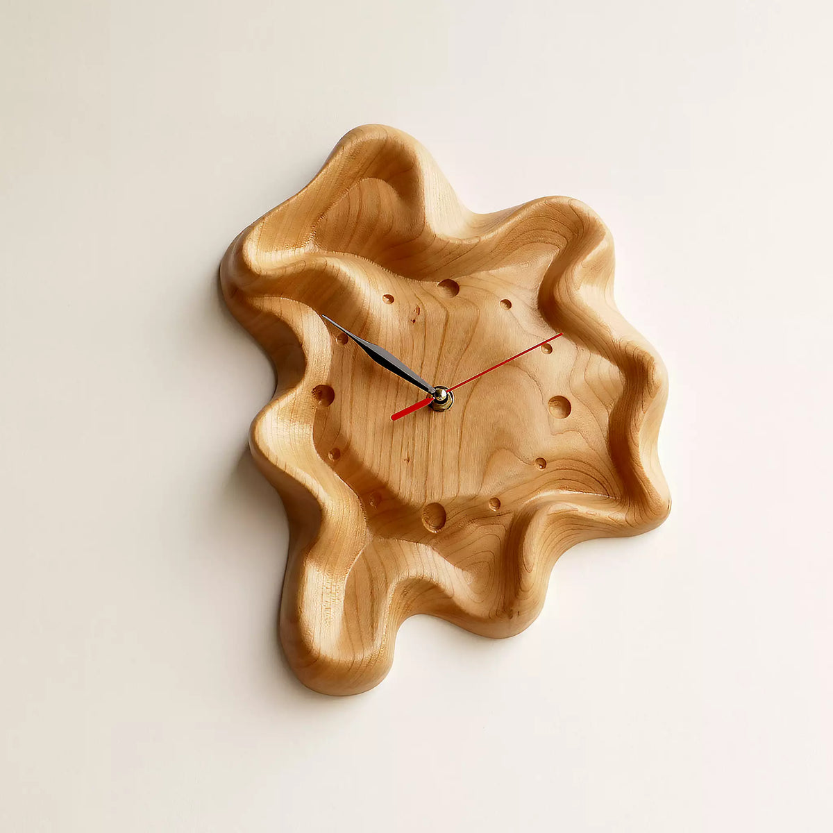 The clock seen at an angle, showing how deeply the face is hollowed